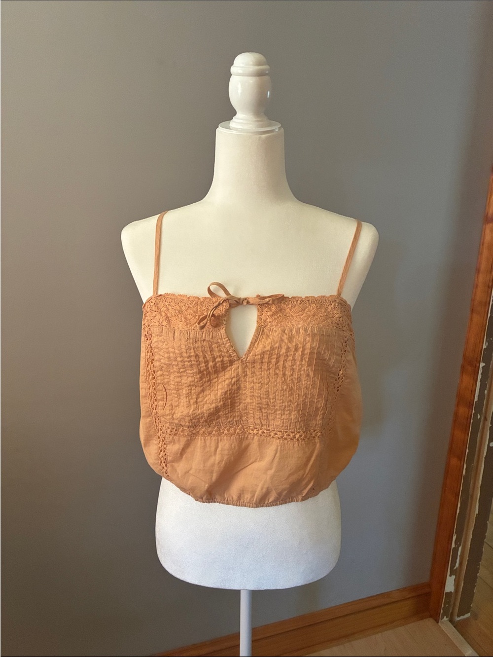 Aeropostale Peach Spaghetti-Strap Cropped Cami with Lace Trim